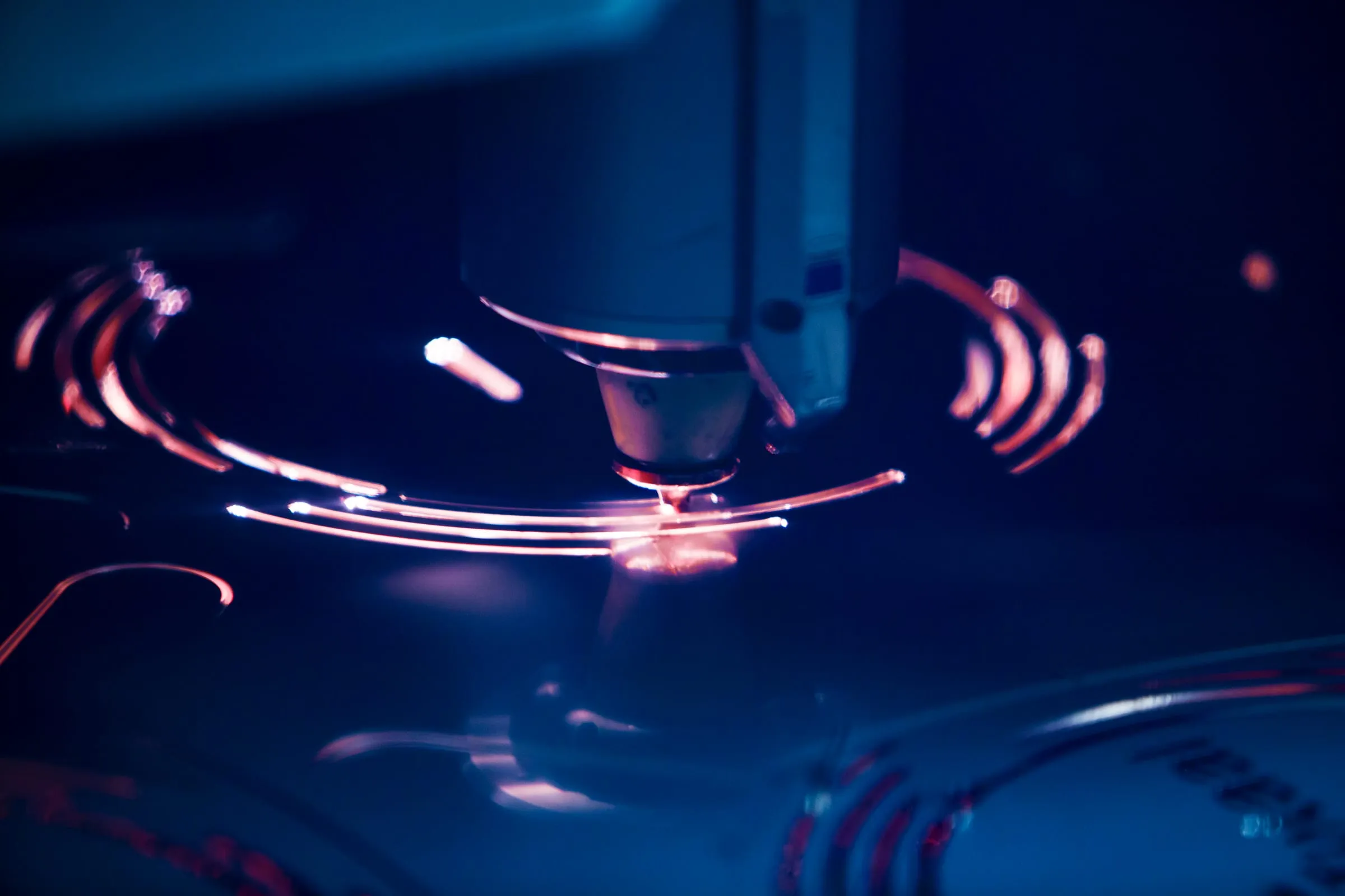 Lasersnijkop boven plaatmateriaal tijdens het snijden