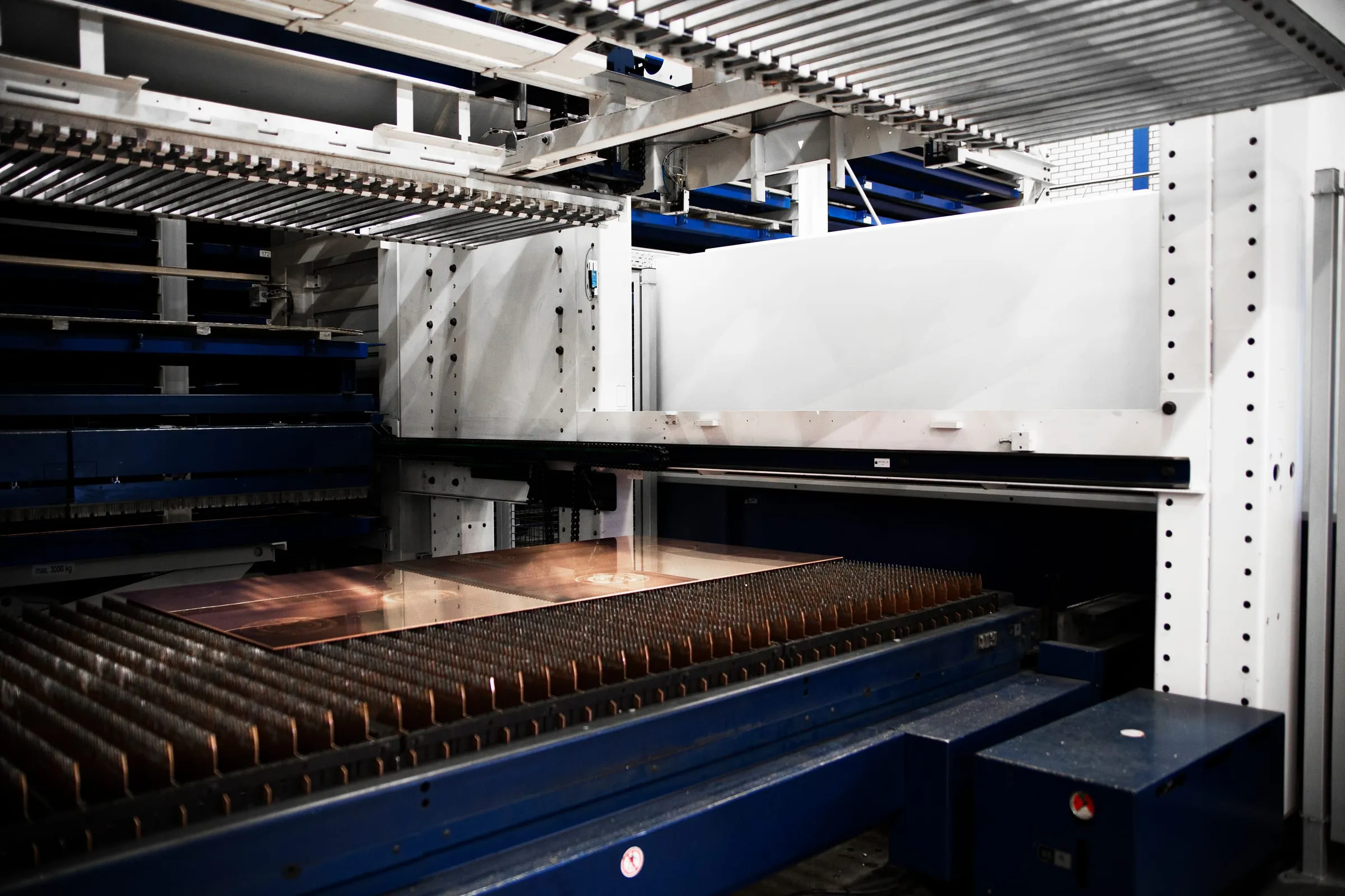 Plaatmateriaal op het laadsysteem van de lasersnijmachine