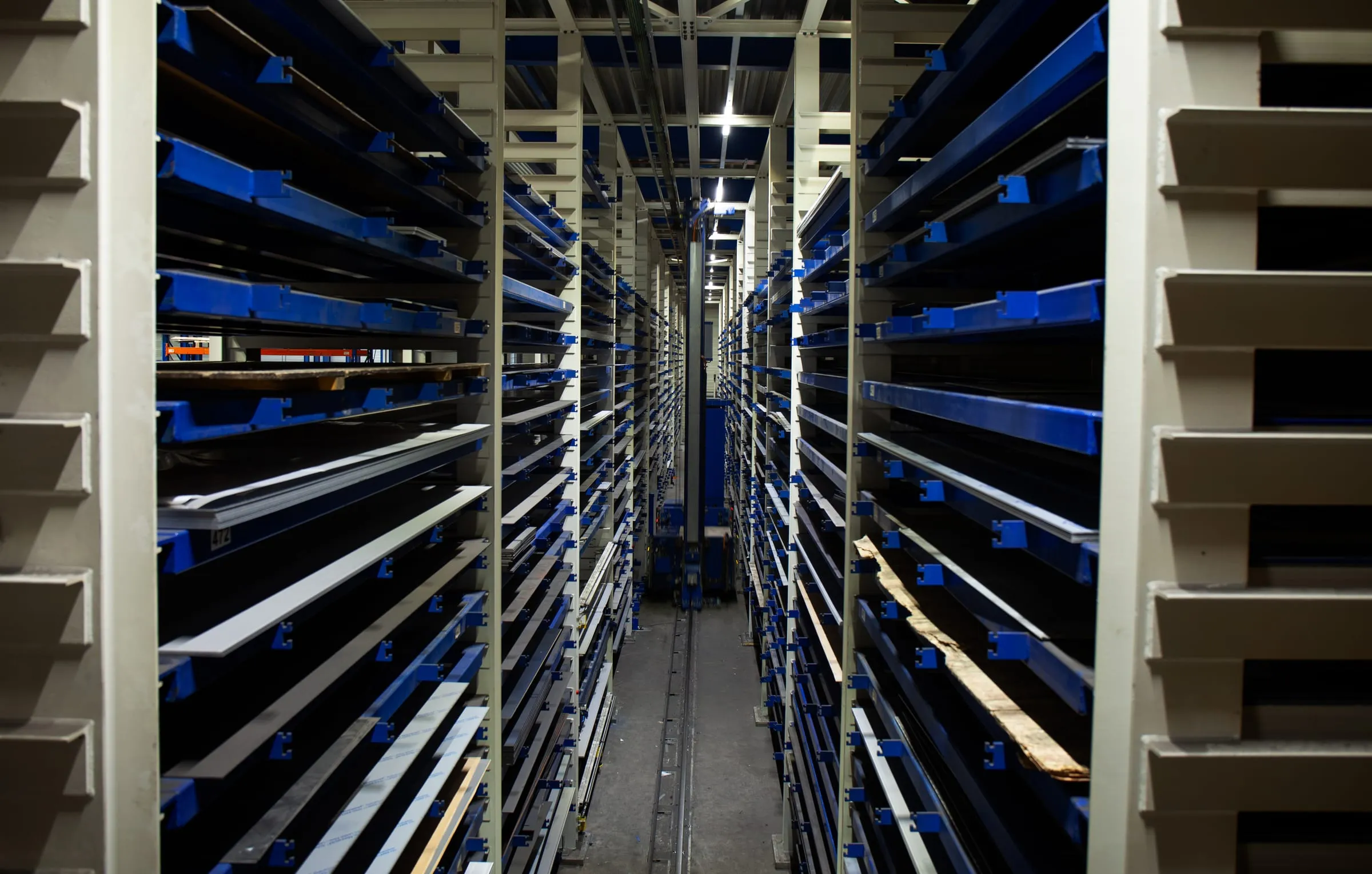 Stellingen met plaatmateriaal in het magazijn