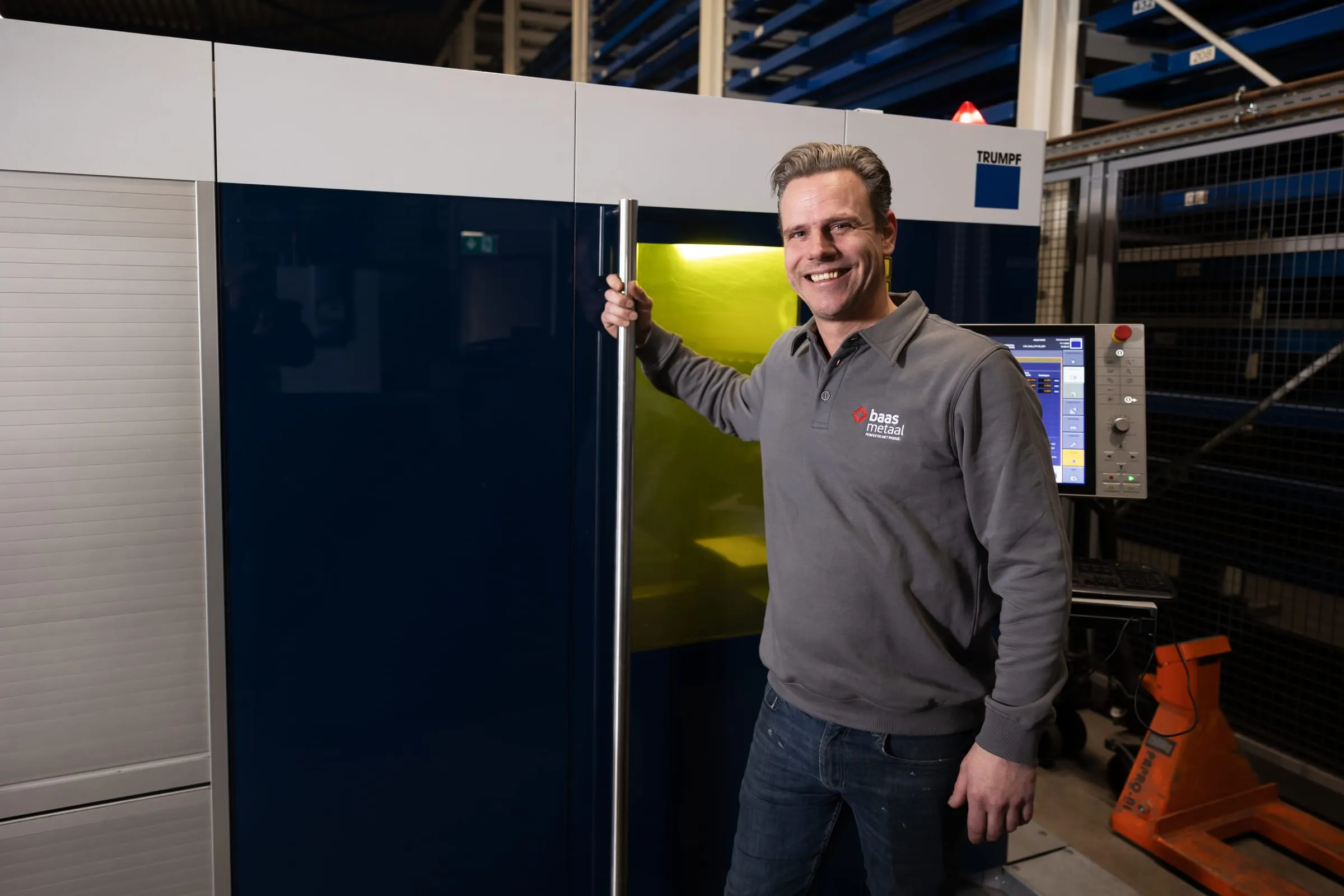 Medewerker van Baas Metaal bij de lasersnijmachine