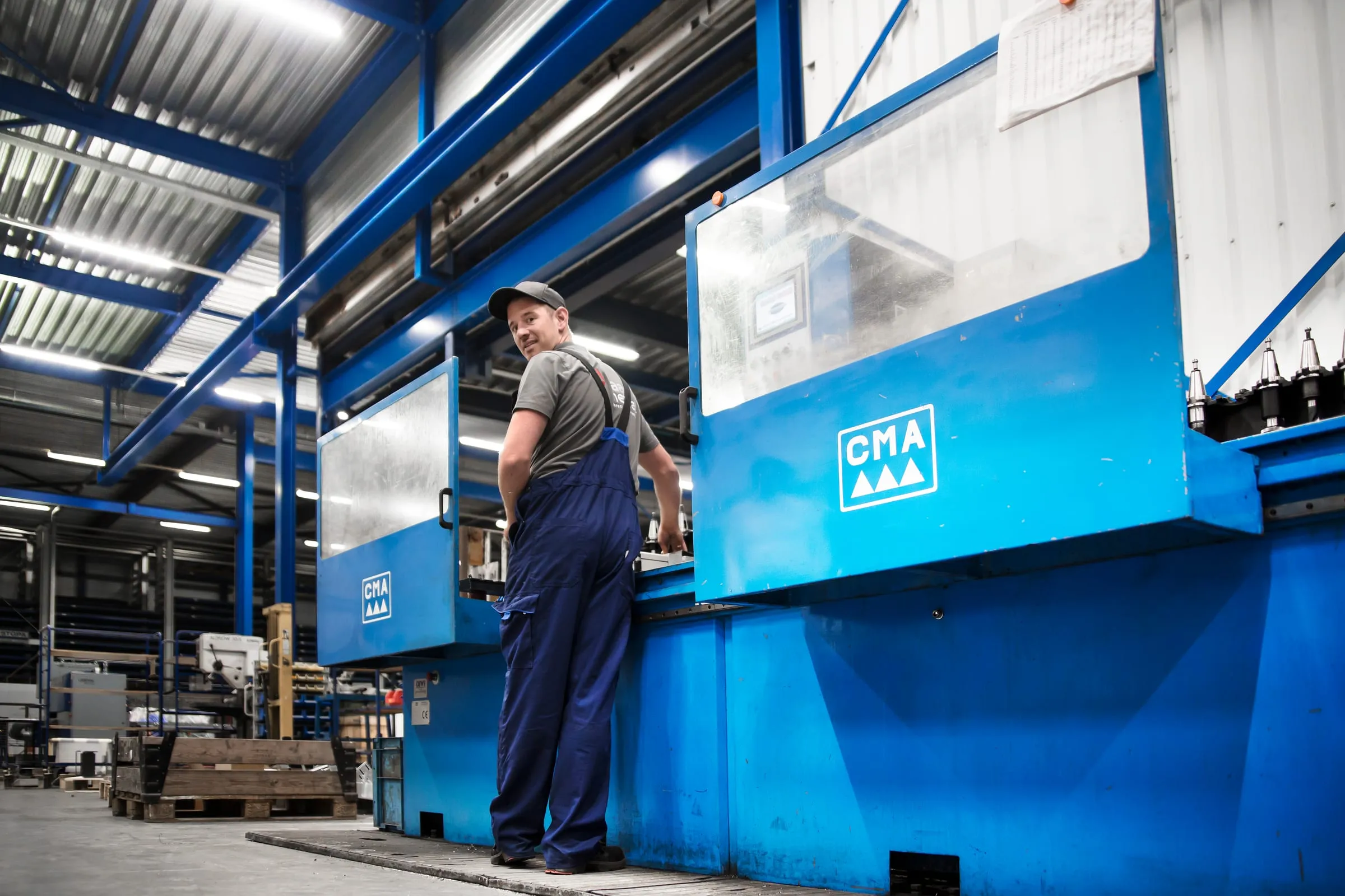Mitarbeiter von Baas Metaal an einer Maschine in der Produktionshalle